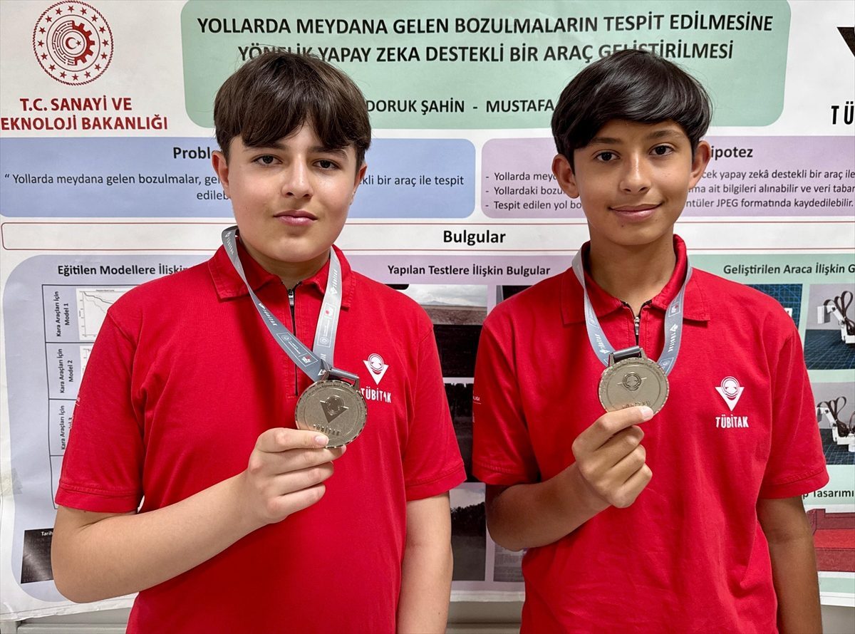 Ortaokul öğrencileri yollardaki çukur ve çatlakları tespit eden yapay zeka destekli cihaz geliştirdi