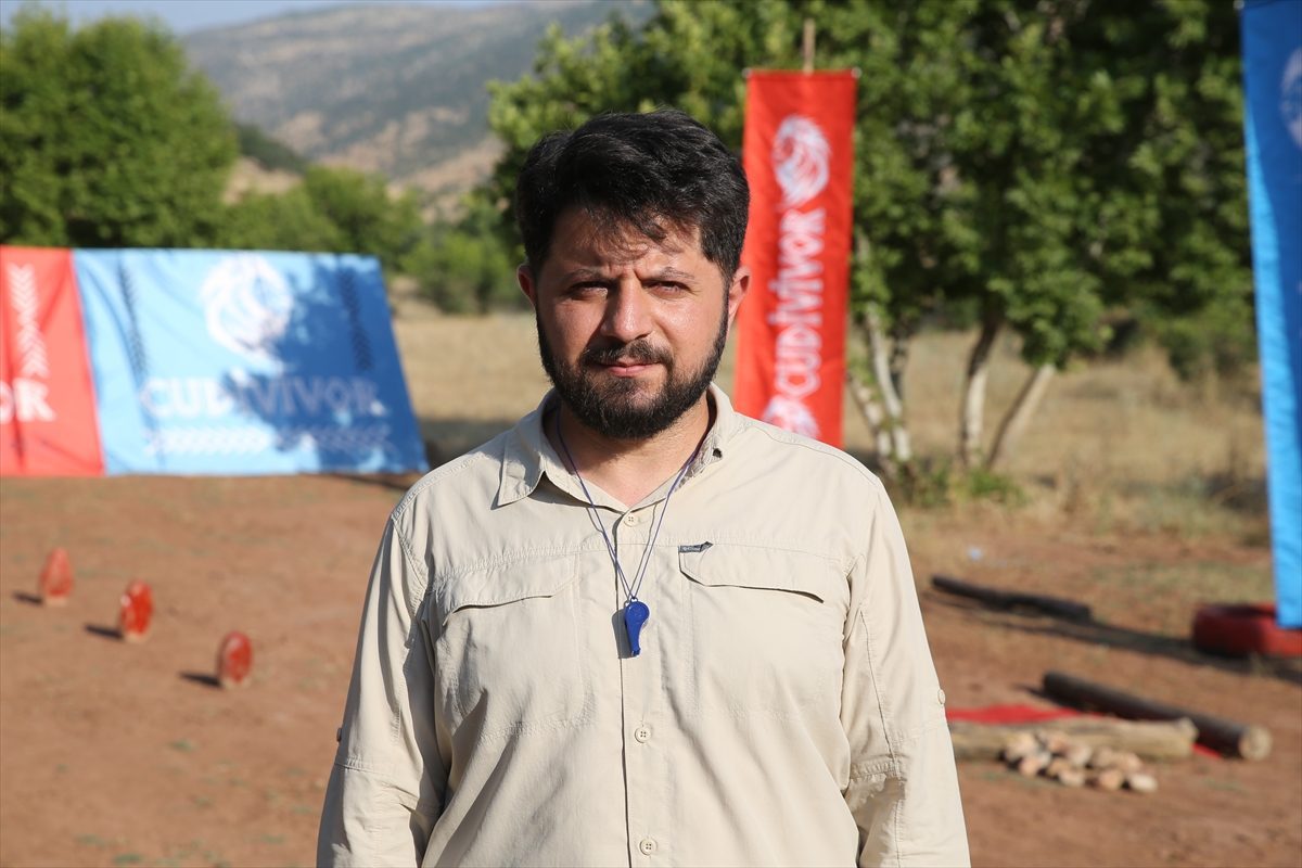 Özel gereksinimli bireyler doğada kurulan parkurlarda eğlenceli zaman geçiriyor