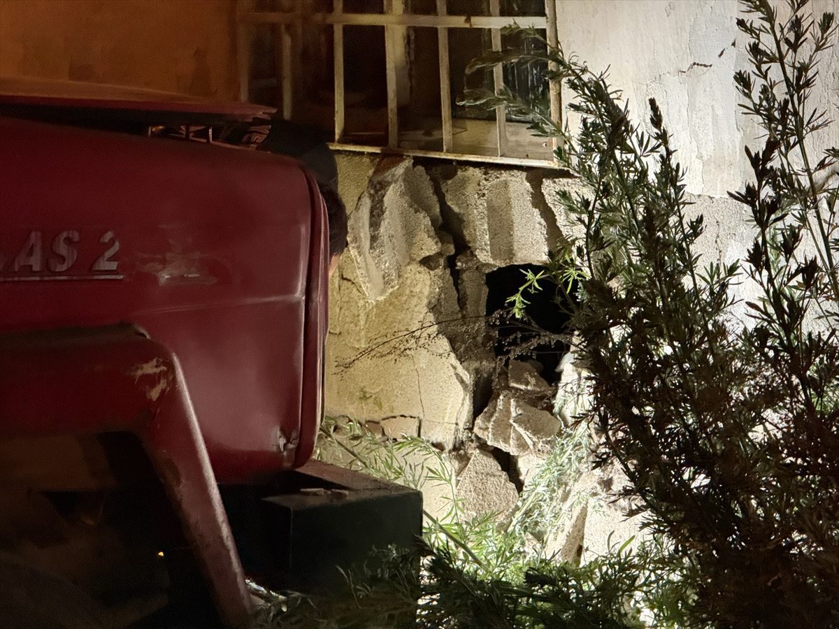 Park halindeyken hareket eden kamyonet ile duvar arasında sıkışan çocuk öldü