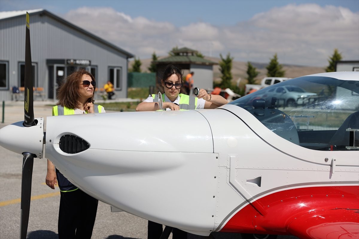 Pilotluk hayalini gerçekleştiren genç kız mezuniyet heyecanını annesiyle gökyüzünde yaşadı