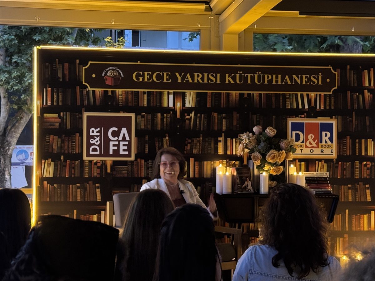 Psikiyatrist ve yazar Gülseren Budayıcıoğlu D&R Gece Yarısı Kütüphanesi’nin konuğu oldu