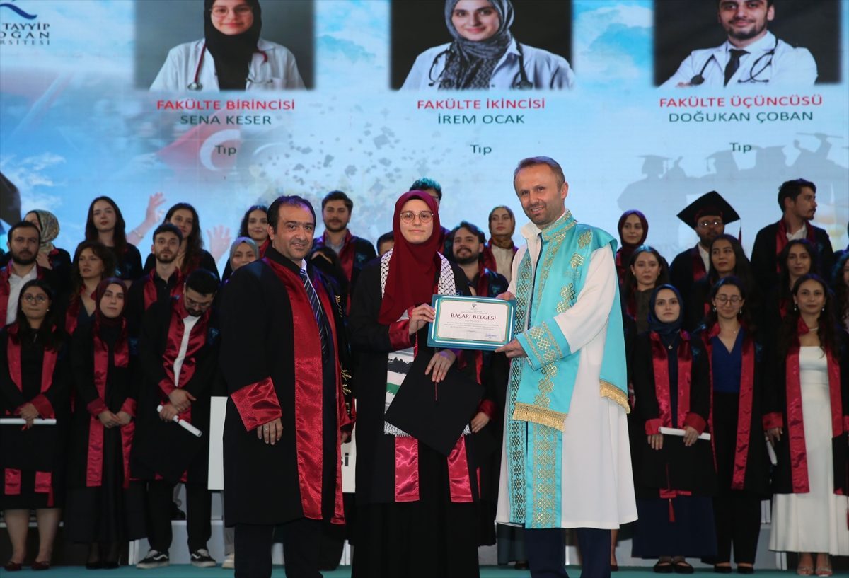 Recep Tayyip Erdoğan Üniversitesi’nde mezuniyet töreni düzenlendi