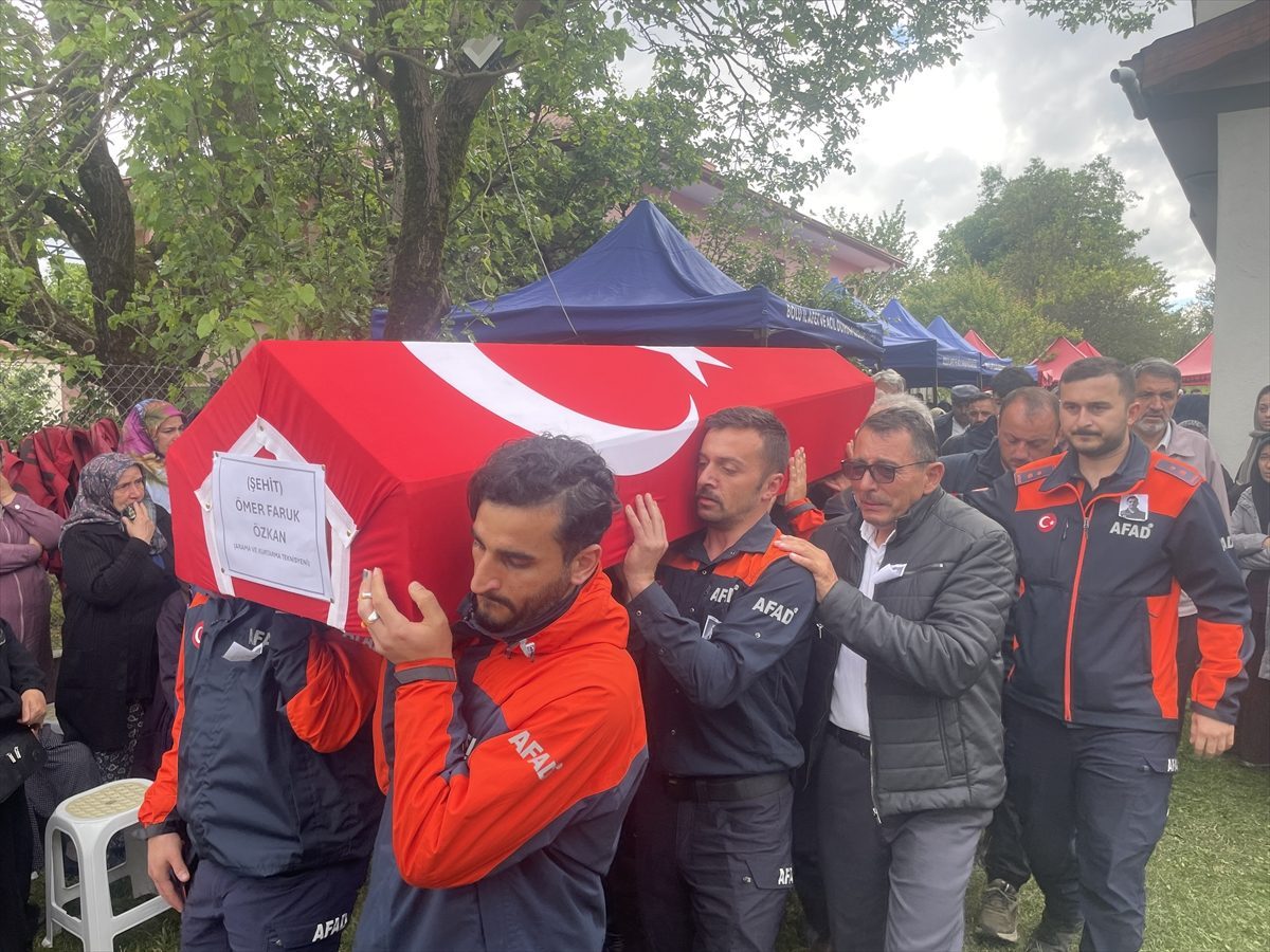 Rize’de kurtarma çalışmasında ölen AFAD görevlisi Bolu’da defnedildi