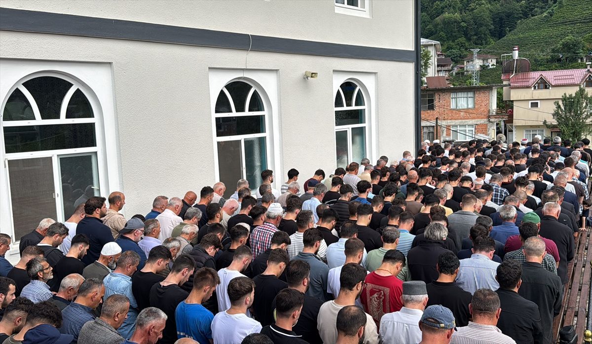 Rize’de trafik kazasında hayatını kaybeden gencin cenazesi defnedildi