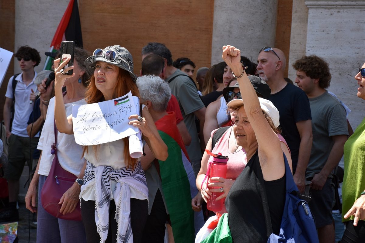 Roma Belediyesinin “İsrail ile ilişkilerini sonlandırması” talebiyle gösteri düzenlendi