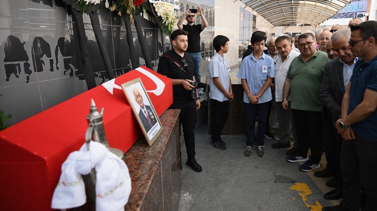 Sabah gazetesi yazarı Müderrisoğlu’nun Kıbrıs gazisi babası Düzce’de son yolculuğuna uğurlandı
