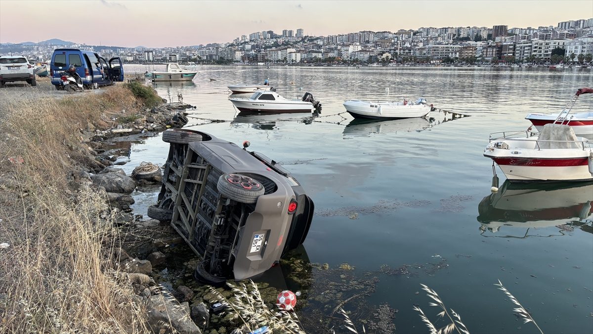 Samsun’da elektrikli araç limandaki kayalıklara devrildi