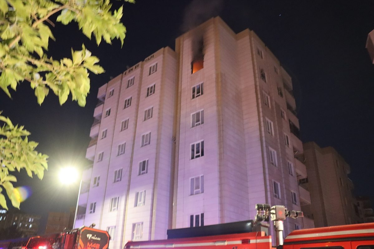 Şanlıurfa’da apartmanın 8. katında çıkan yangın söndürüldü
