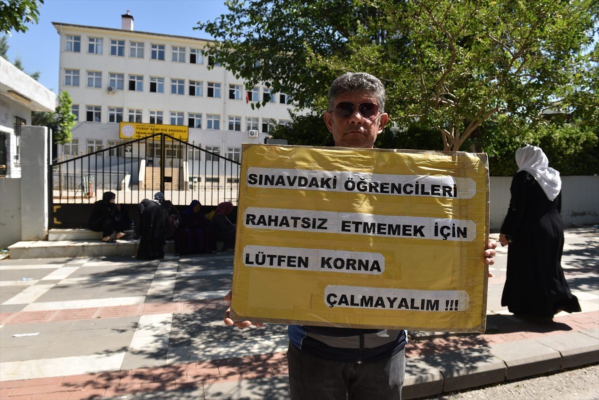 Şanlıurfa’da zabıta memuru 5 yıldır gönüllü olarak sınav günlerinde sürücüleri uyarıyor