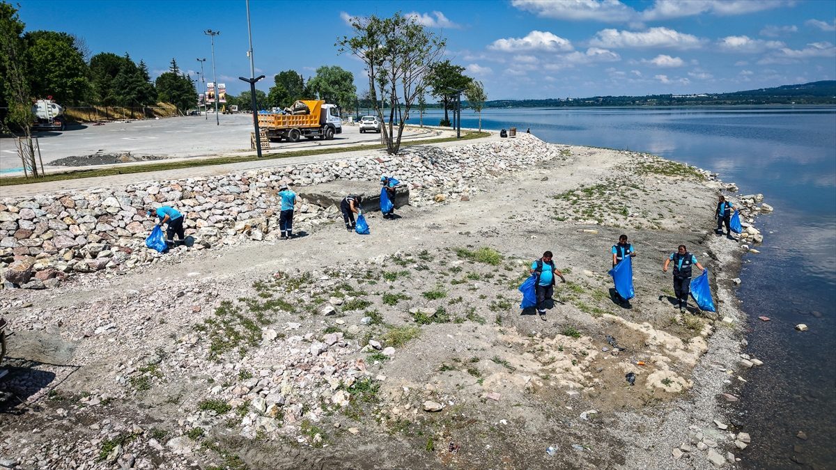 Sapanca Gölü’nde 200 personelle temizlik çalışması yapıldı