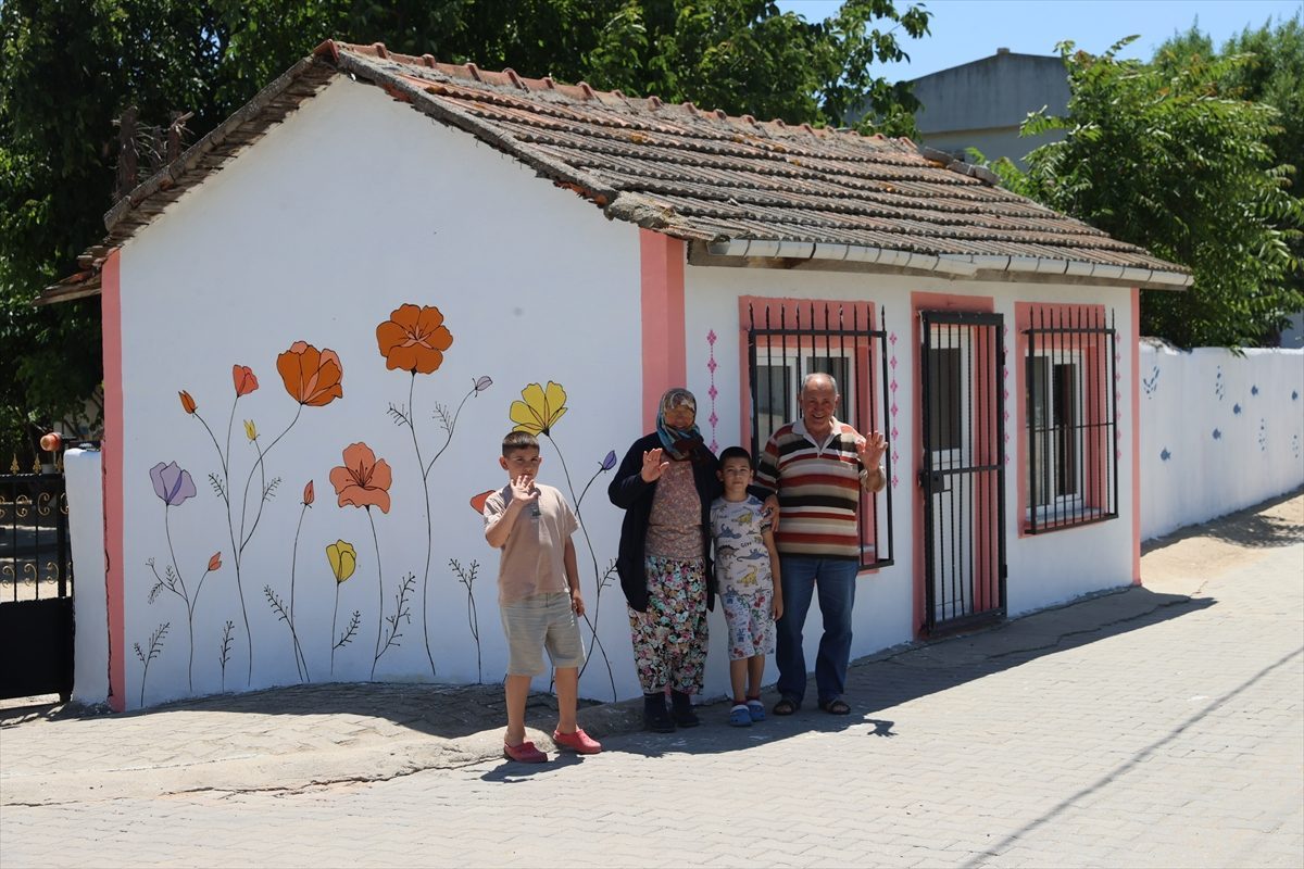 Saros Körfezi’ne kıyı sahil köyü renklendi