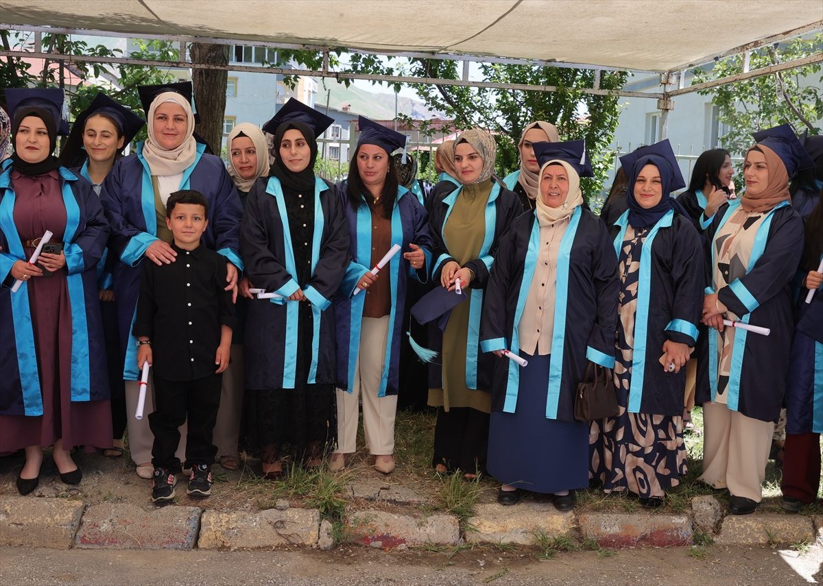 Şehit oğlunun isteğini yerine getiren anne 51 yaşında liseden mezun oldu