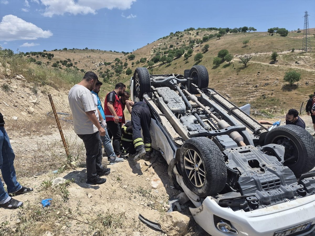 Siirt’te devrilen pikapta sıkışan sürücü ekipler tarafından kurtarıldı