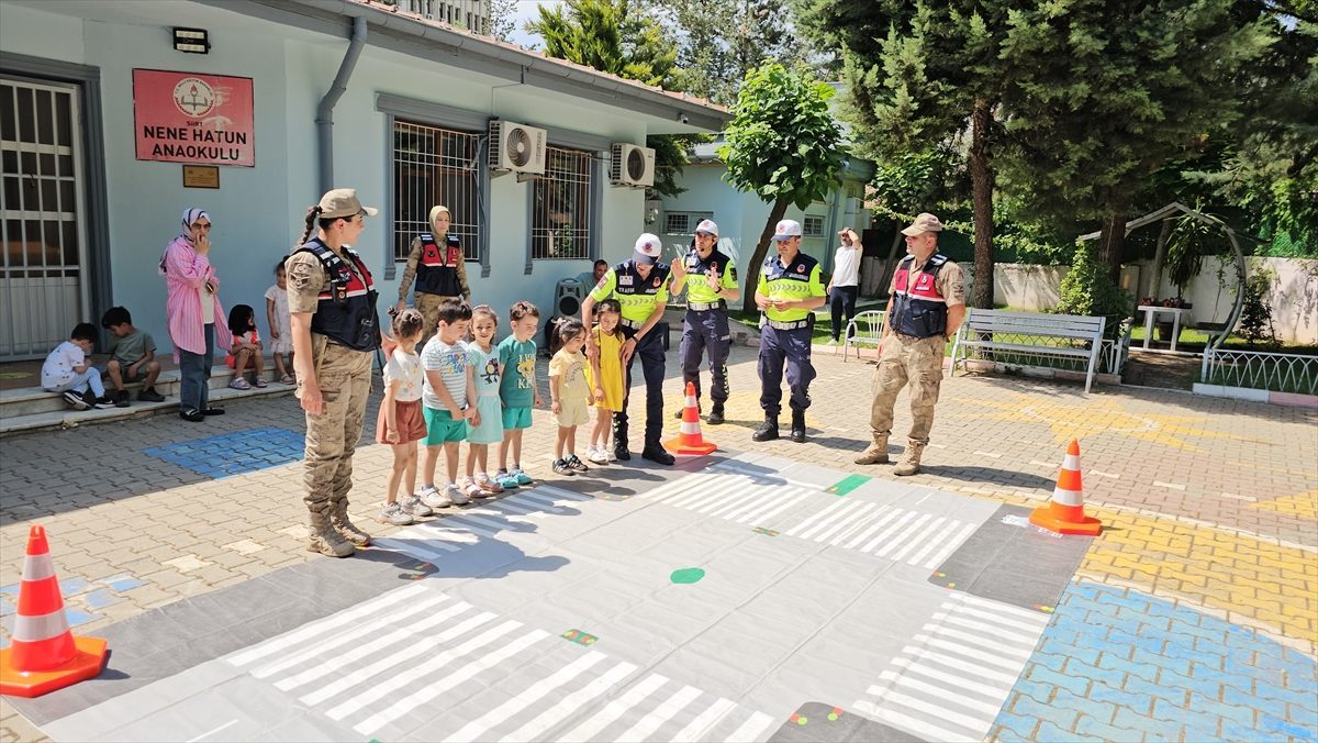 Siirt’te jandarmanın eğitimli köpekleri minik öğrenciler için gösteri yaptı