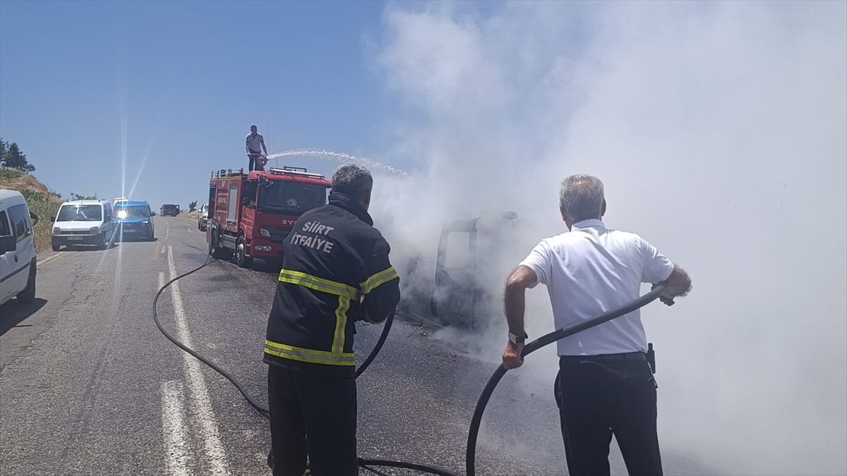 Siirt’te seyir halindeki hafif ticari araç yandı