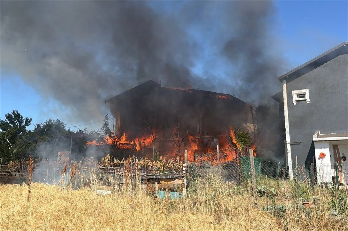 Silivri’de 2 katlı villada çıkan yangın söndürüldü