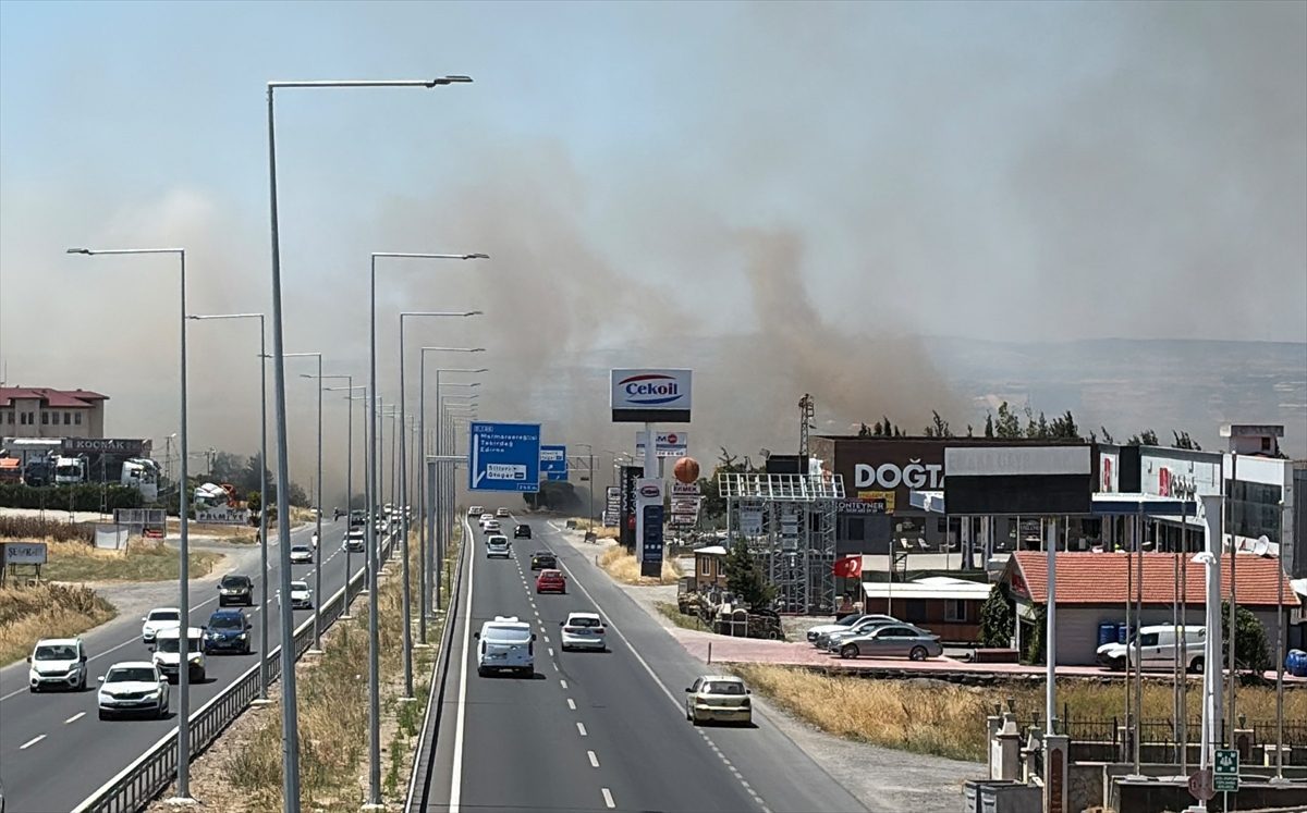 Silivri’de kırsal alanda çıkan yangına müdahale ediliyor