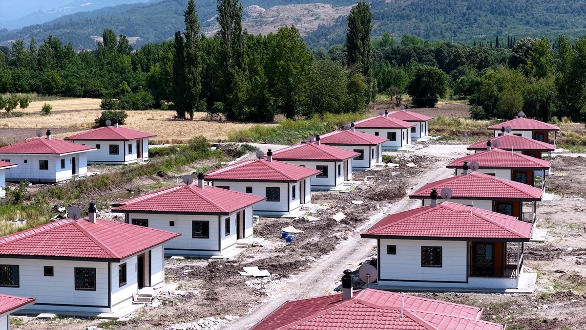 Sındırgı’daki deprem konutlarının inşası tamamlanıyor