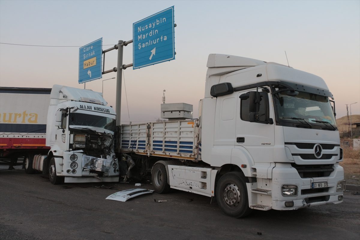 Şırnak’ta iki tırın çarpıştığı kazada sürücüler yaralandı