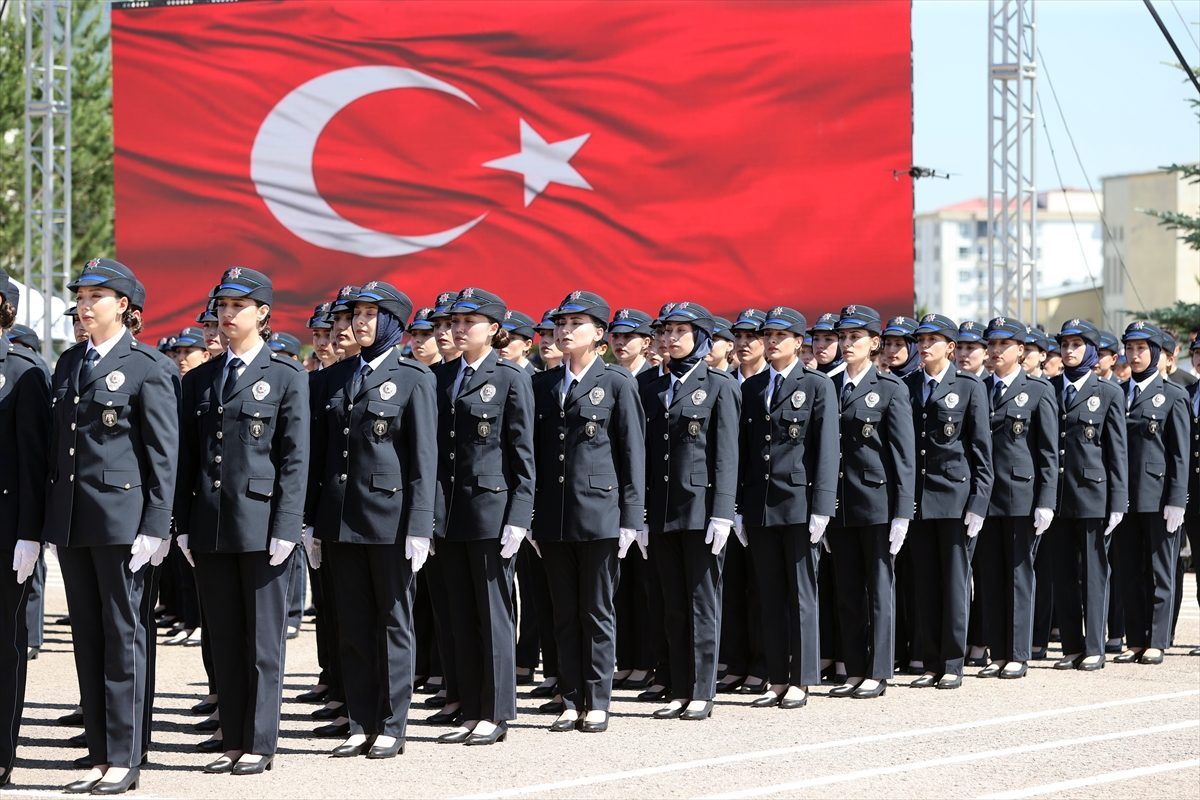 Sivas’ta eğitimini tamamlayan 248 kadın polis adayı mezun oldu