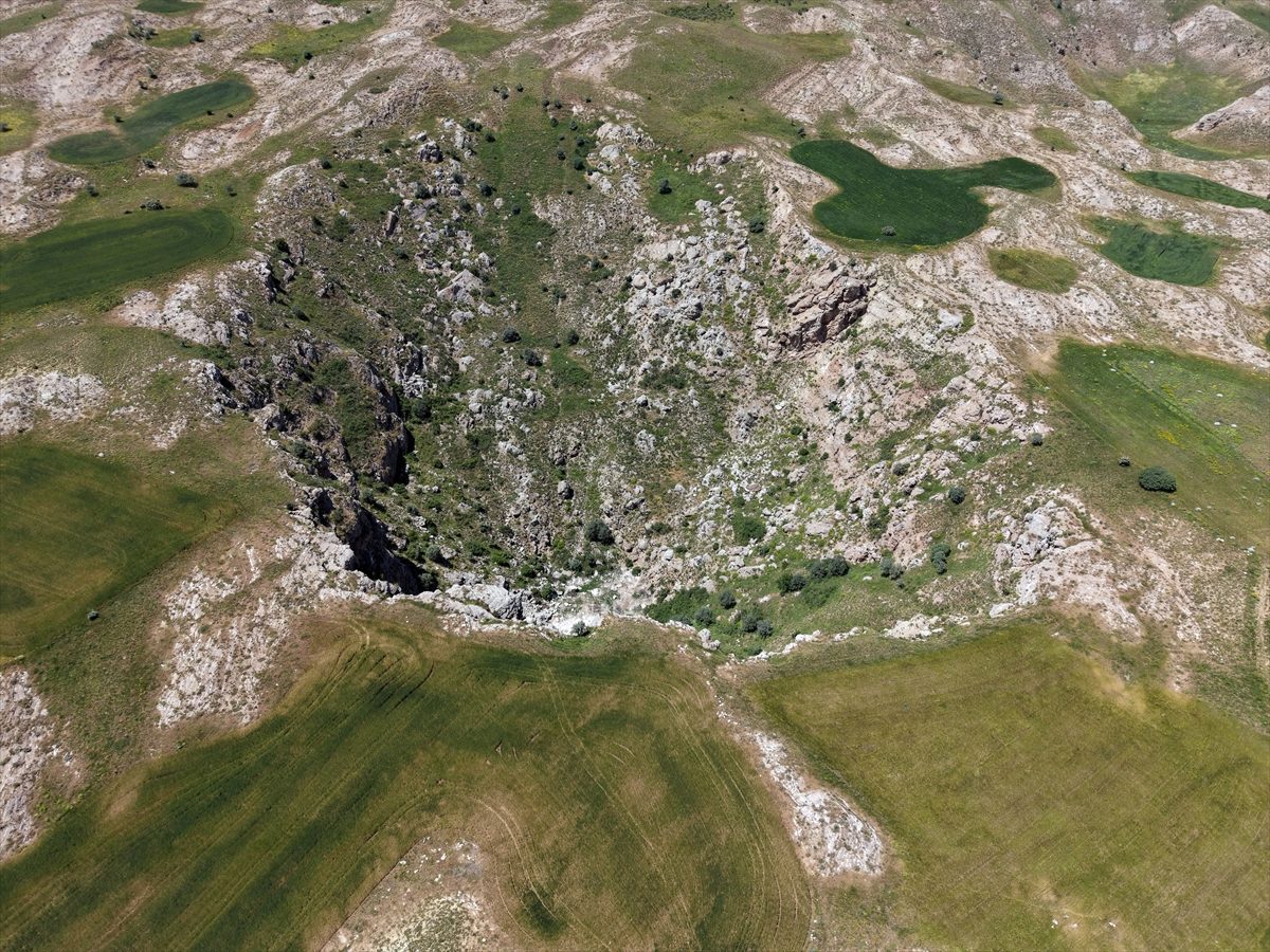 Sivas’ta obruklar ve tabanındaki göl dronla görüntülendi