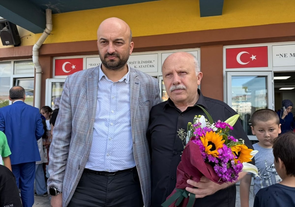 Sultanbeyli’de emekliye ayrılan 37 yıllık öğretmene öğrencilerinden sürpriz veda töreni