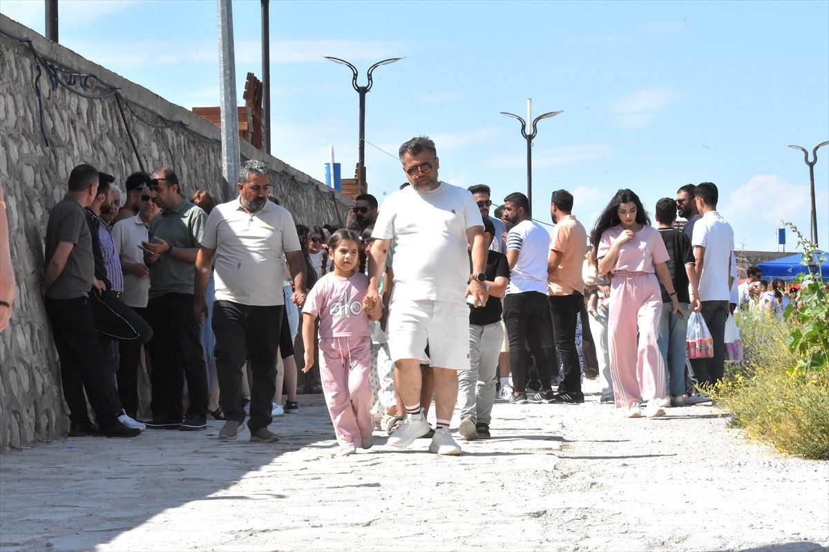 Tatil için Van’a gelen İranlı turistler esnafın yüzünü güldürdü