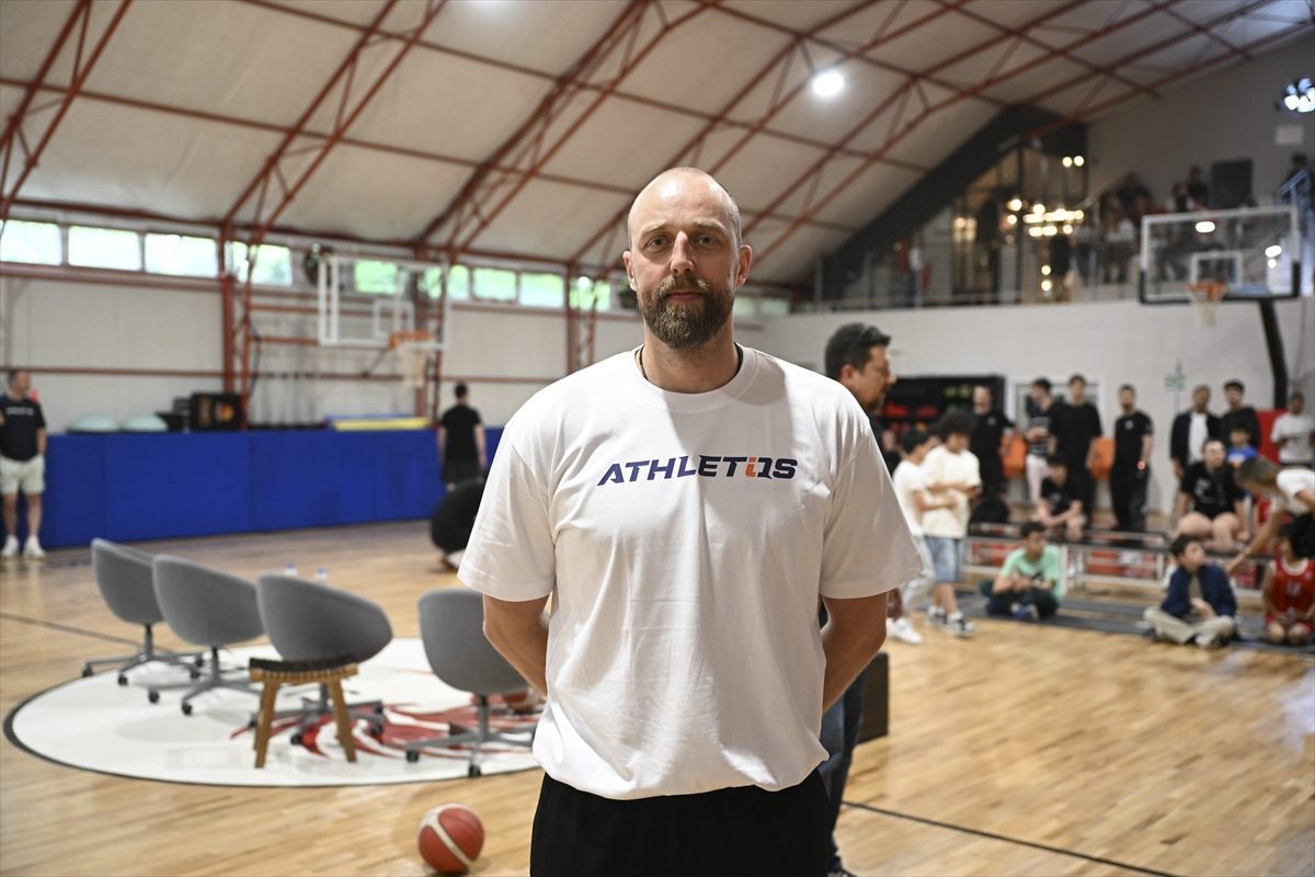 TBF Başkan Vekili Erdenay ile Litvanyalı eski basketbolcu Milaknis gençlerle buluştu