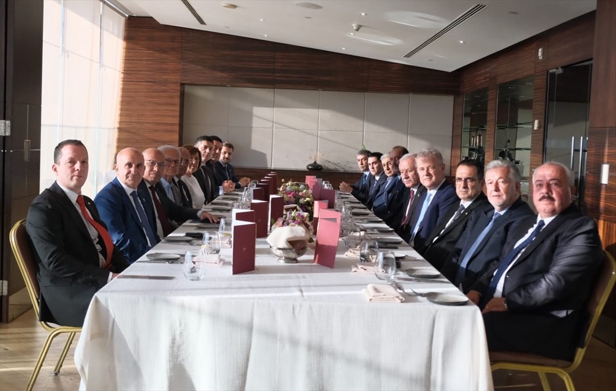 TBMM Başkanvekili Adan İzmir’de iş dünyası temsilcileriyle bir araya geldi