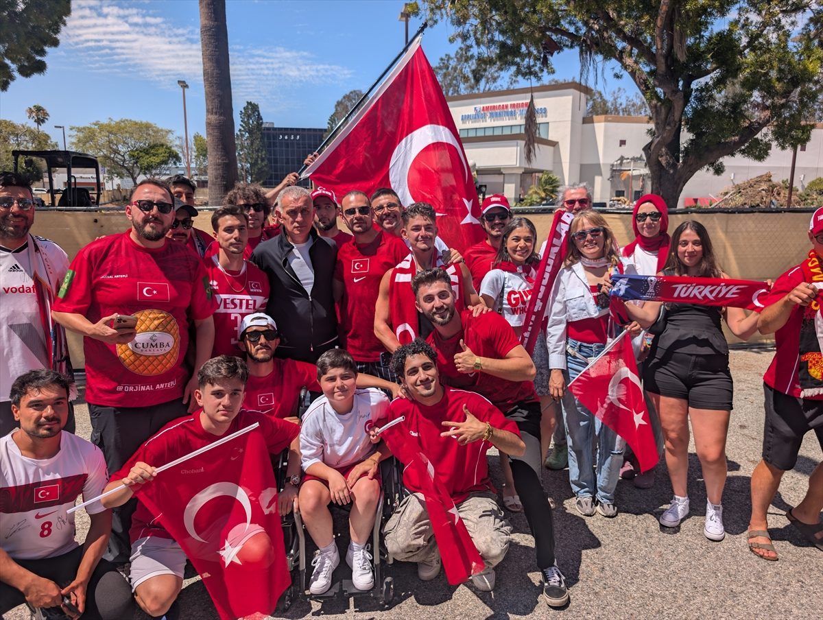 TFF Başkanı Hacıosmanoğlu ve milli futbolcular, taraftarlara imza dağıttı