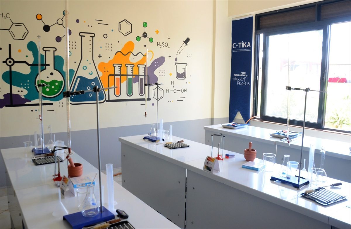 TİKA desteğiyle Uganda’daki Sena İmam Hatip Lisesinde kurulan laboratuvarlar açıldı