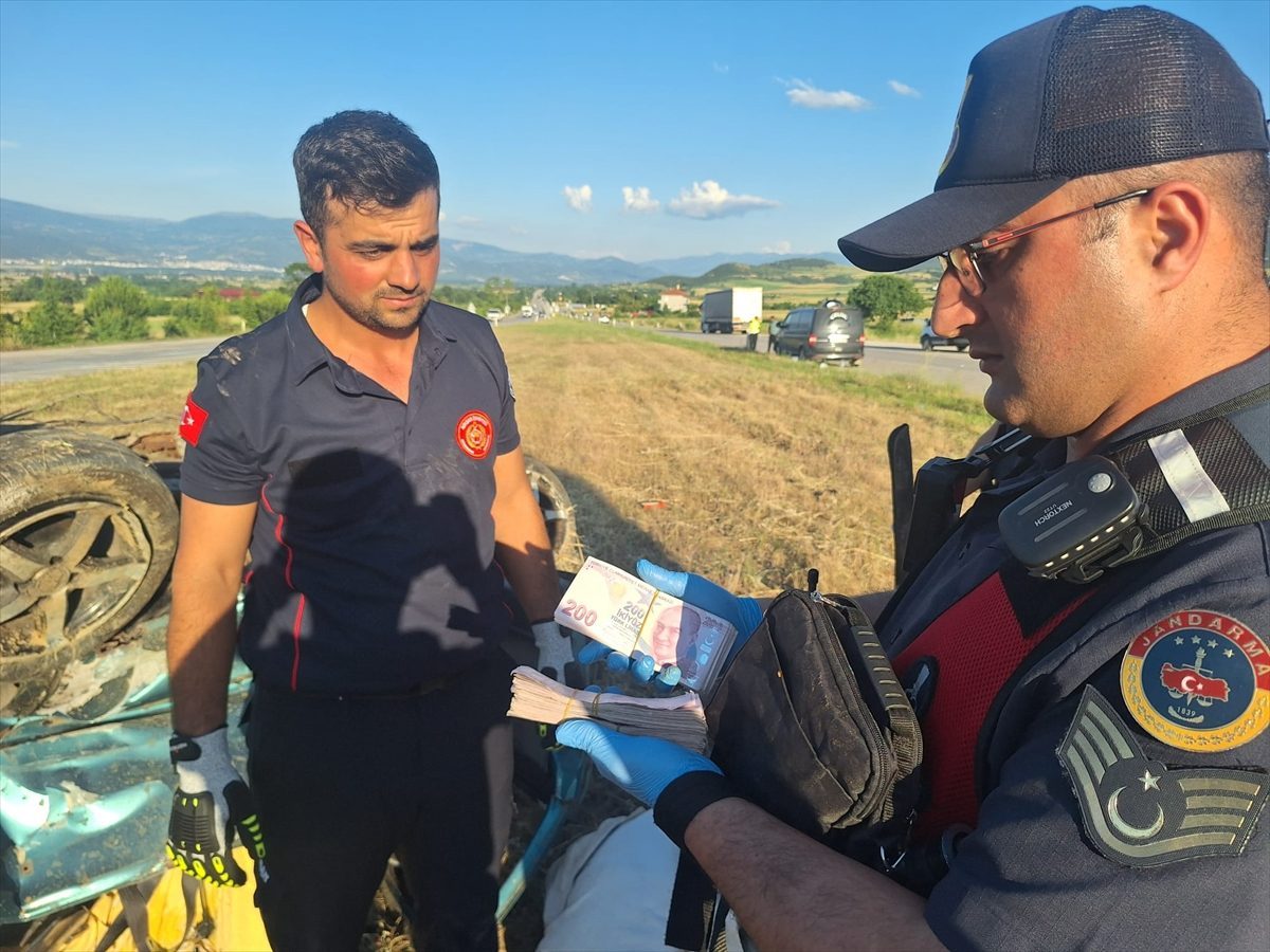 Tokat’ta hafif ticari araç ile minibüsün çarpıştığı kazada 4 kişi yaralandı