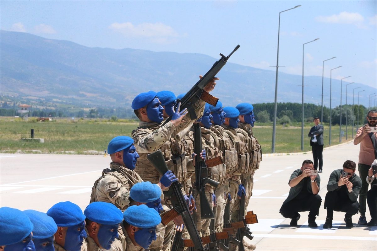 Tokat’ta Türk Hava Kuvvetleri paraşüt ekibi gösteri yaptı