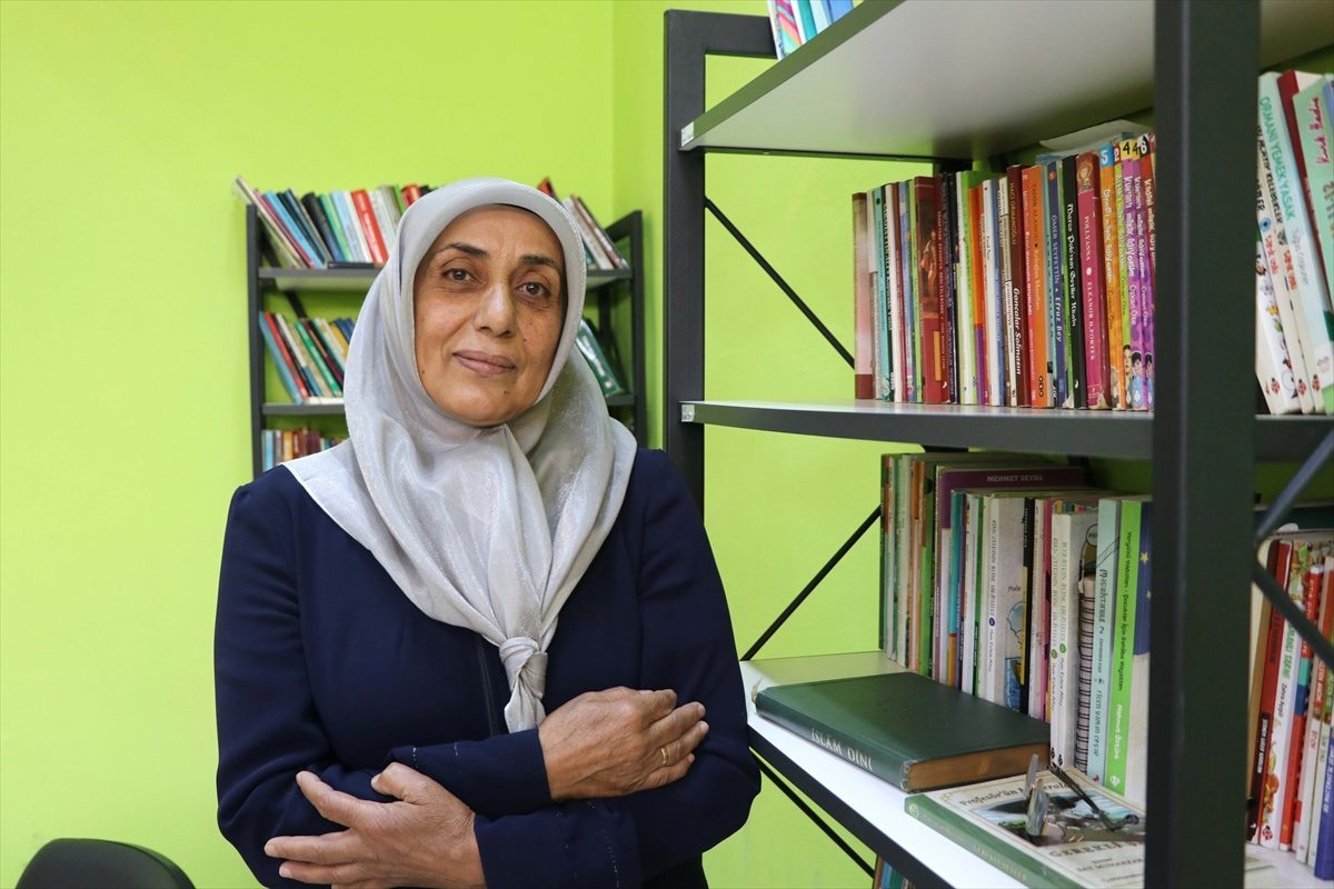Torununa masal okuyabilmek için 56 yaşında okuma yazma öğrendi