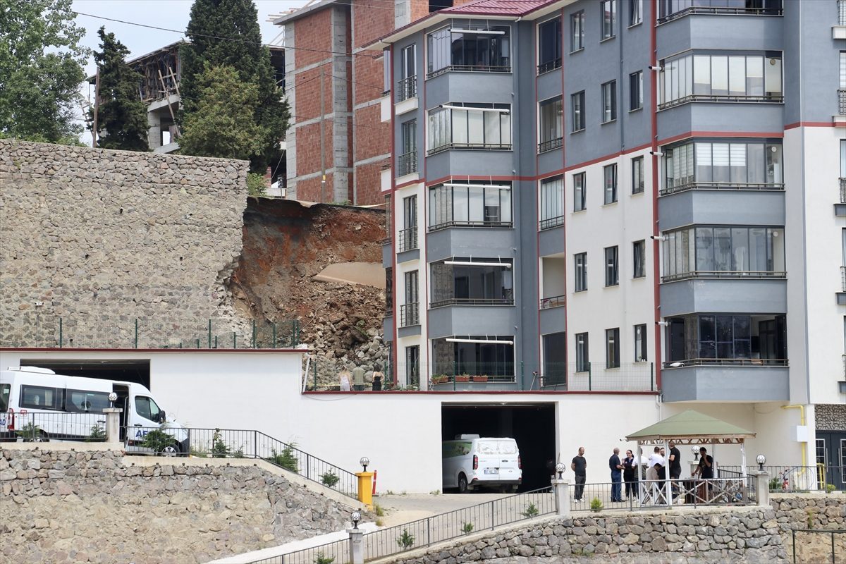 Trabzon’da çöken istinat duvarı 2 daireye zarar verdi