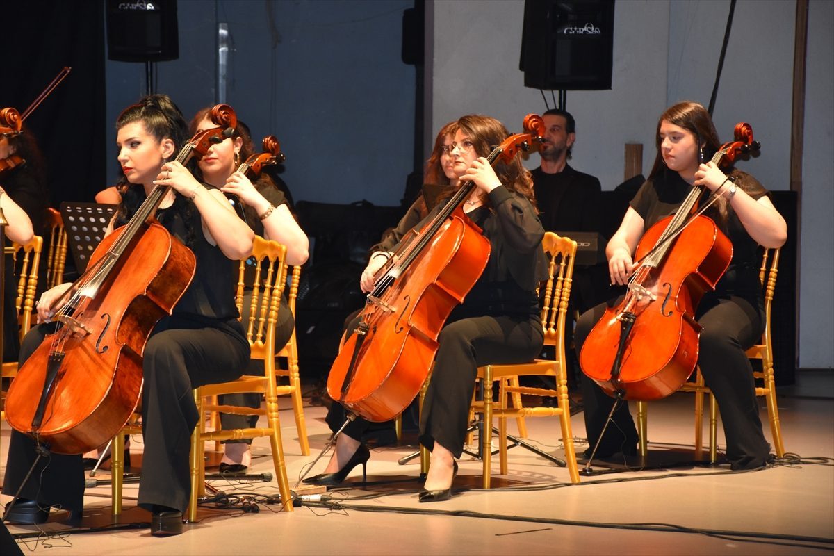 Trabzon’da öğretmenlerden oluşan orkestra ve dans topluluğu sahne aldı