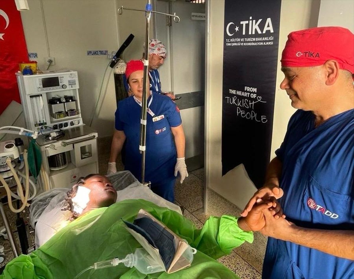 Türk gönüllü sağlık ekibi, Uganda’da cerrahi operasyonlara devam ediyor