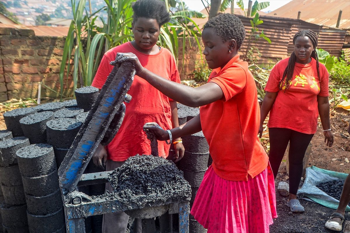 Uganda’da genç anneler tarımsal atıkları biyoyakıt brikete dönüştürerek gelir elde ediyor