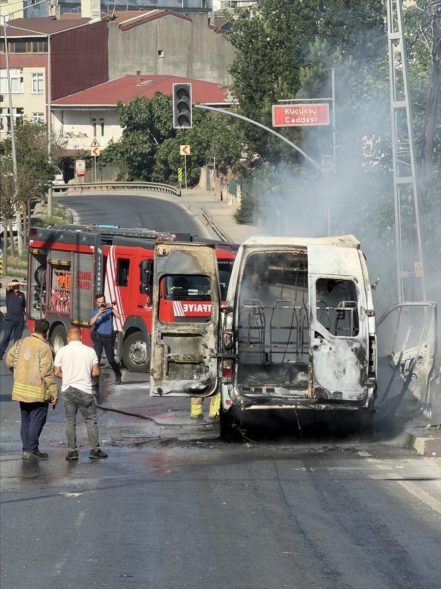 Ümraniye’de seyir halindeki minibüs yandı