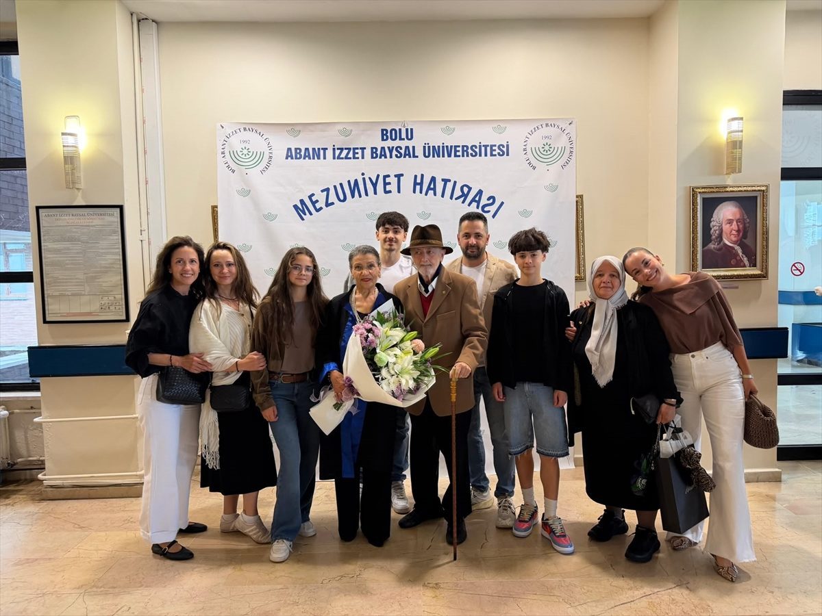 Üniversiteyi 76 yaşında bitirip mezuniyet sevinci yaşadı