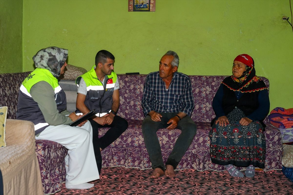 Uşak’ta “şefkat ekipleri” ev ev gezip vatandaşlara yardım eli uzatıyor