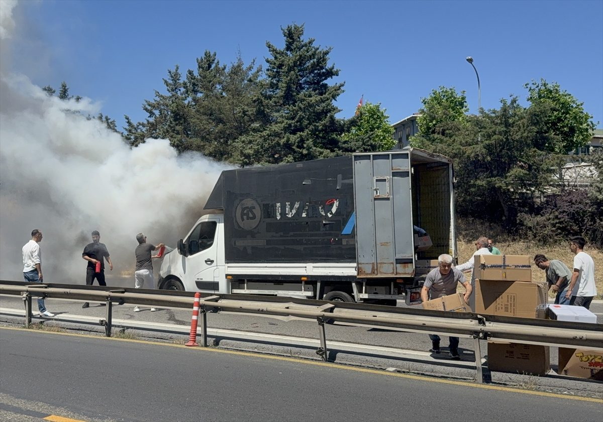 Üsküdar’da kazaya karışan kamyonette çıkan yangın söndürüldü