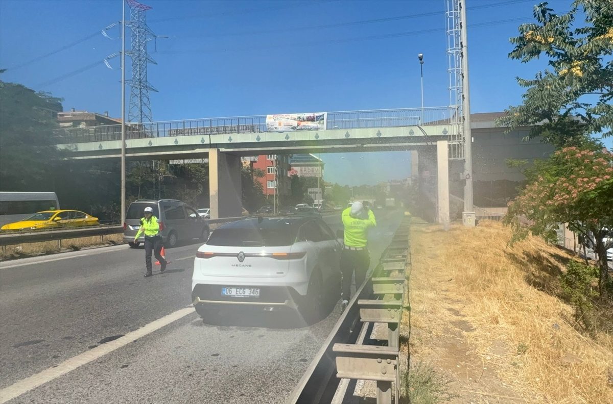 Üsküdar’da patlayan su borusu otoyoldaki trafiği aksattı