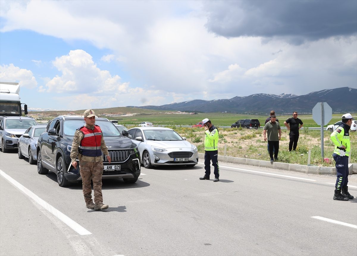 GÜNCELLEME – Van’da çarpışan pikap ile hafif ticari araçtaki 4 kişi öldü, 4 kişi yaralandı