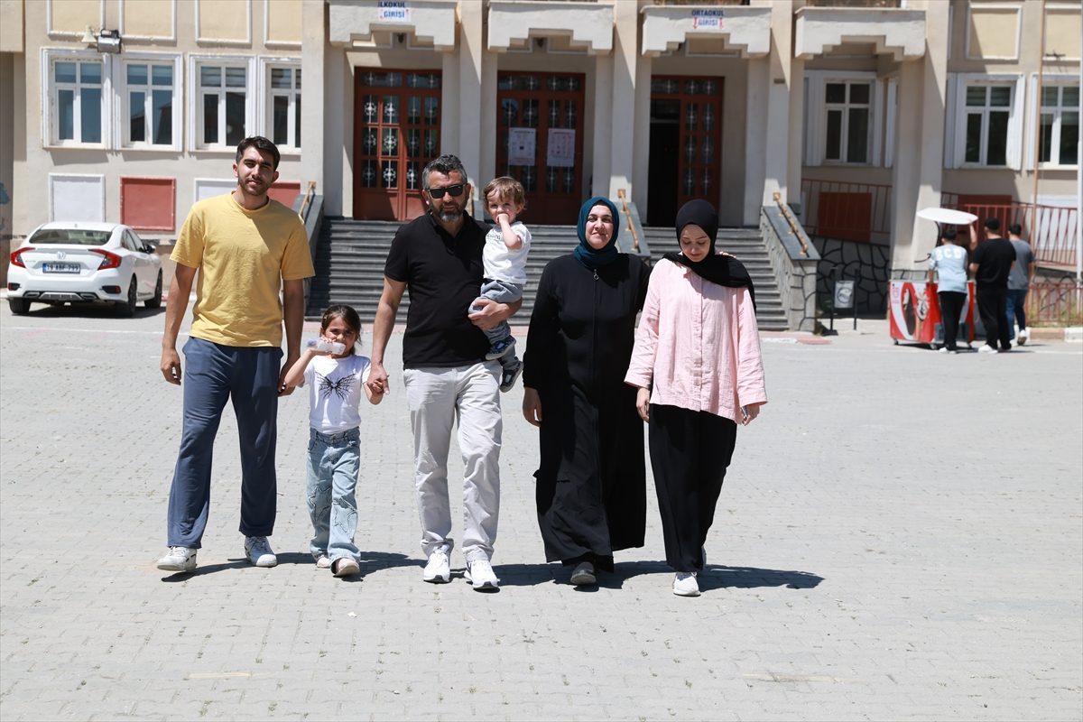 Van’da ev hanımı anne iki çocuğuyla üniversite sınavına girdi
