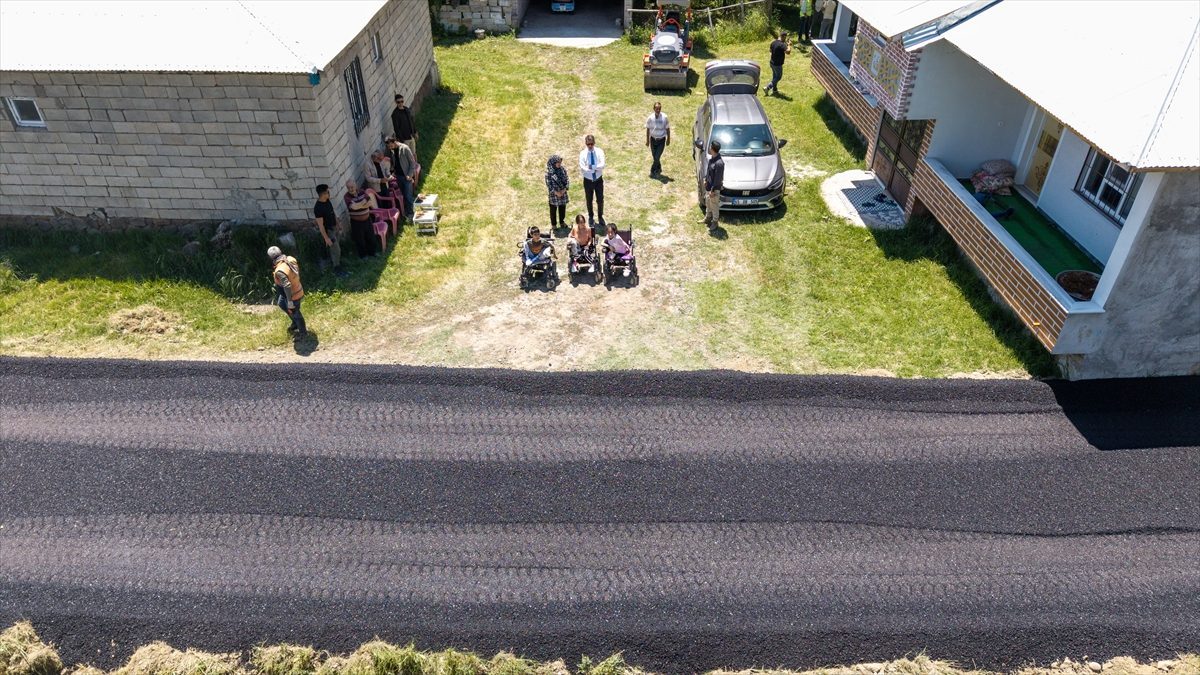 Van’da özel gereksinimli üç kardeşe asfalt yol ve akülü sandalye karne hediyesi