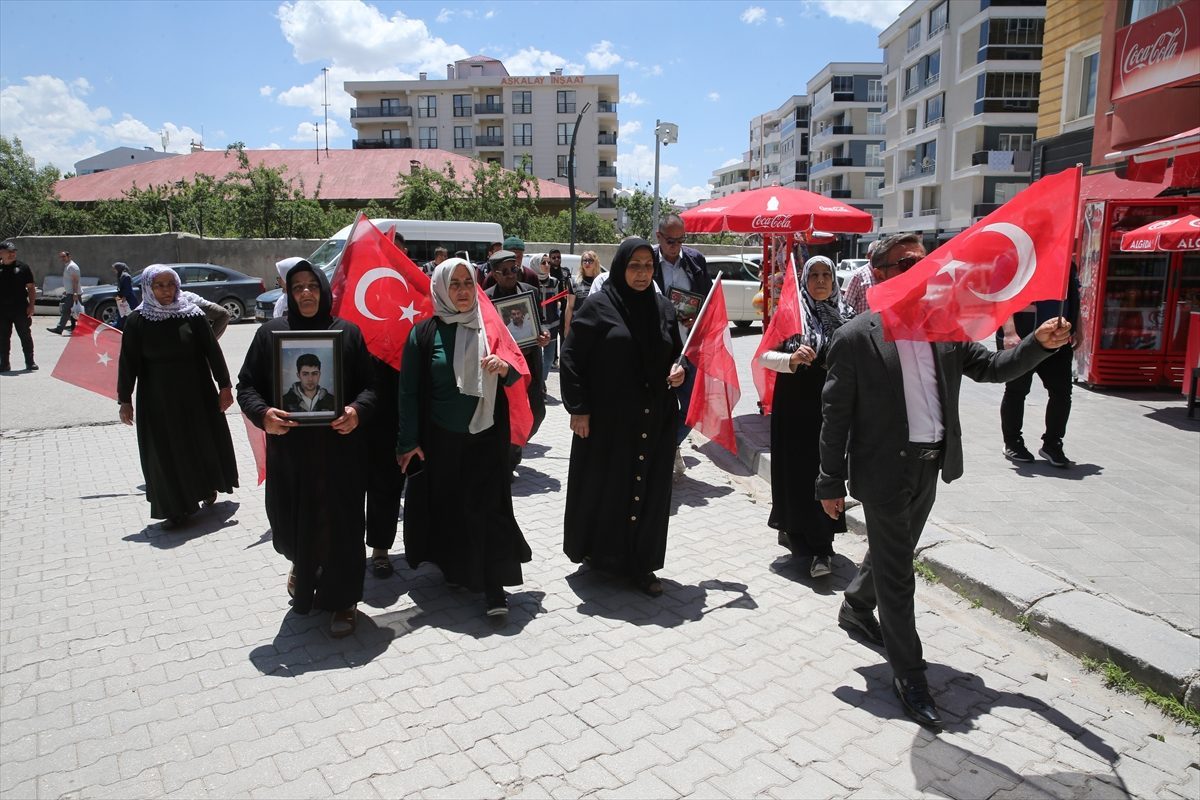 Vanlı aileler DEM Parti binası önündeki eylemlerini sürdürdü