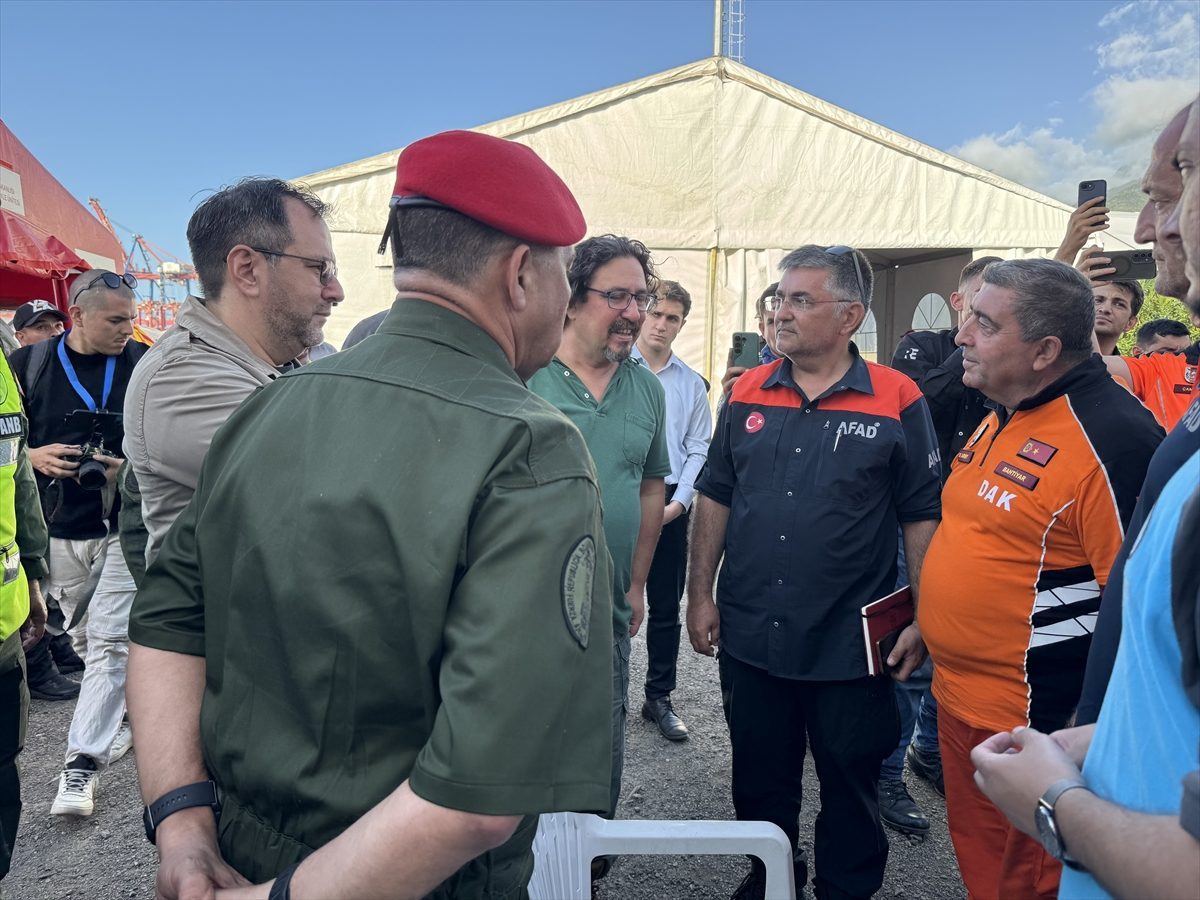 Venezuela Savunma Bakanı Lopez ve Dışişleri Bakanı Gil, Türk arama kurtarma ekibini ziyaret etti