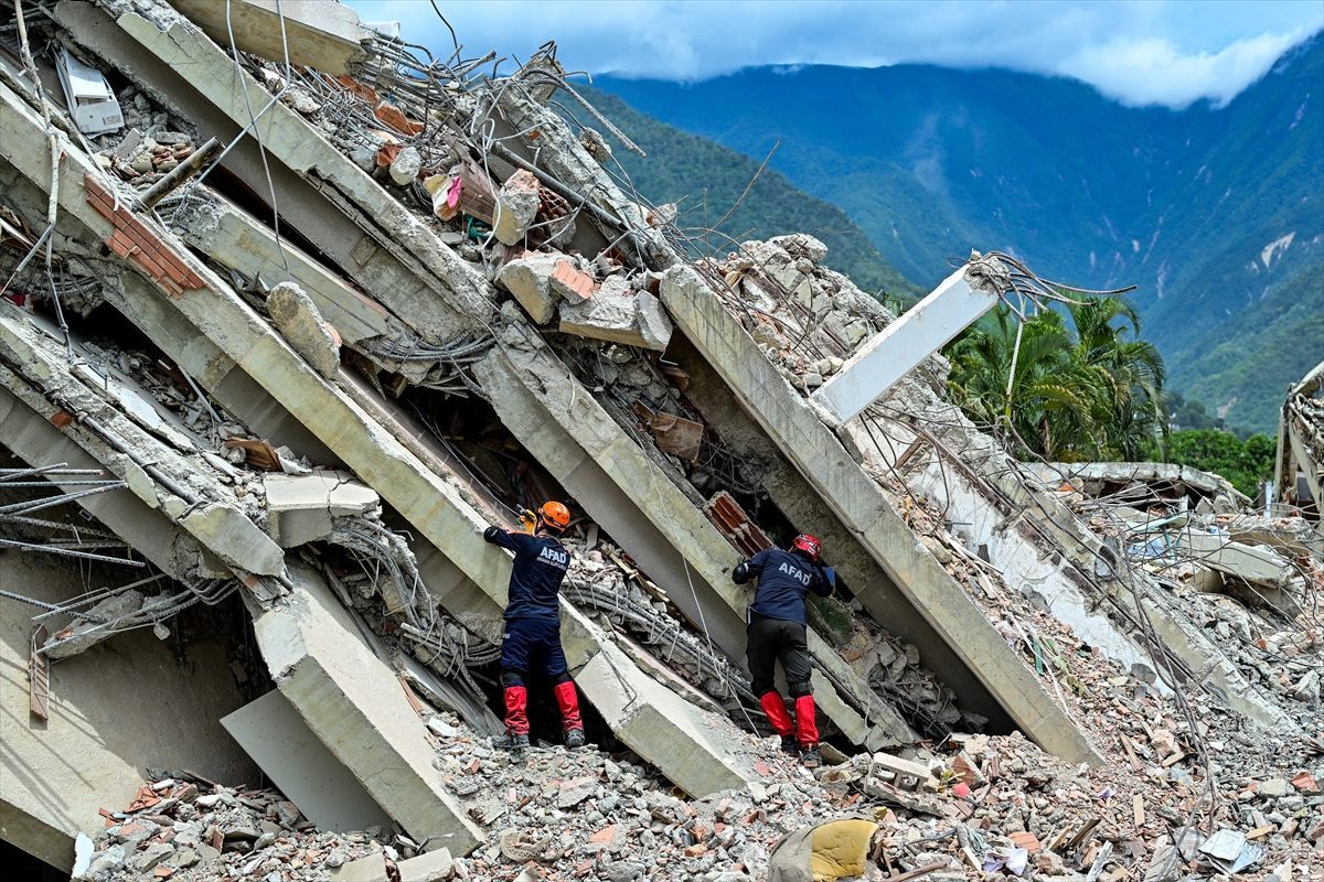 Venezuela’daki depremlerde enkaz yığınına dönen mahalleler felaketin dehşetini gözler önüne seriyor
