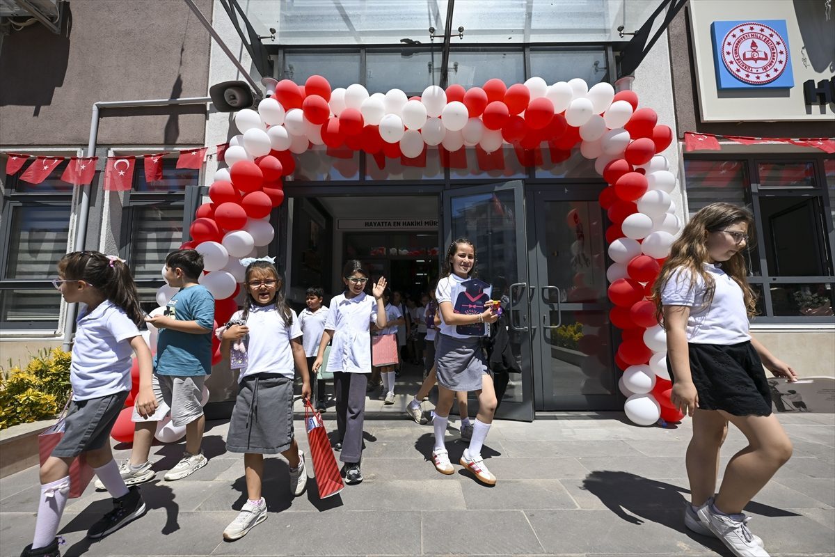 Yaklaşık 18 milyon öğrenci karnelerini alarak yaz tatiline girdi